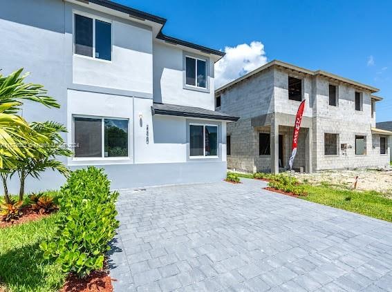 view of front of house featuring a patio