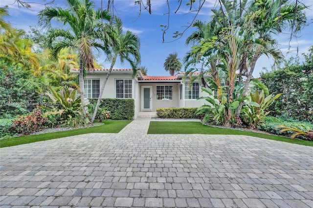 view of front of house featuring a front lawn