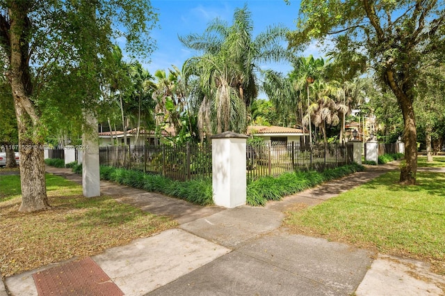 view of home's community featuring a yard