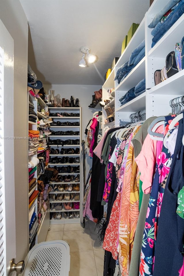 walk in closet with light tile patterned flooring