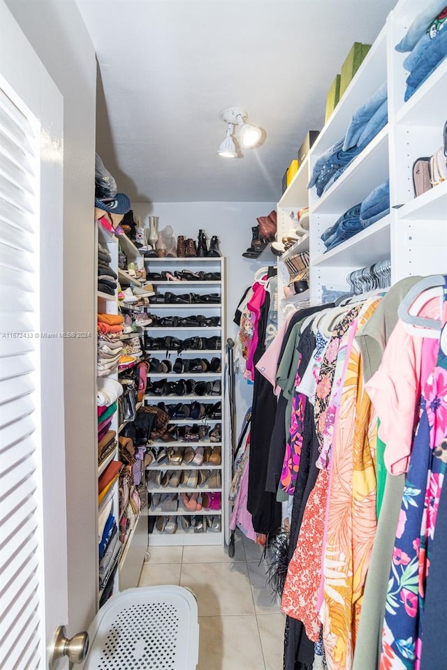 spacious closet with light tile patterned flooring