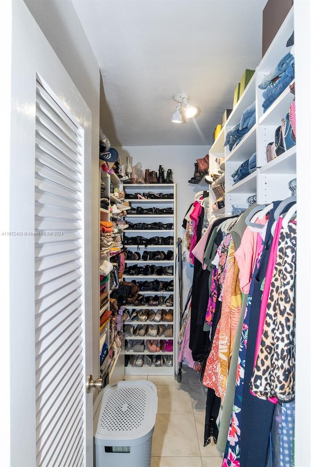 walk in closet featuring light tile patterned floors