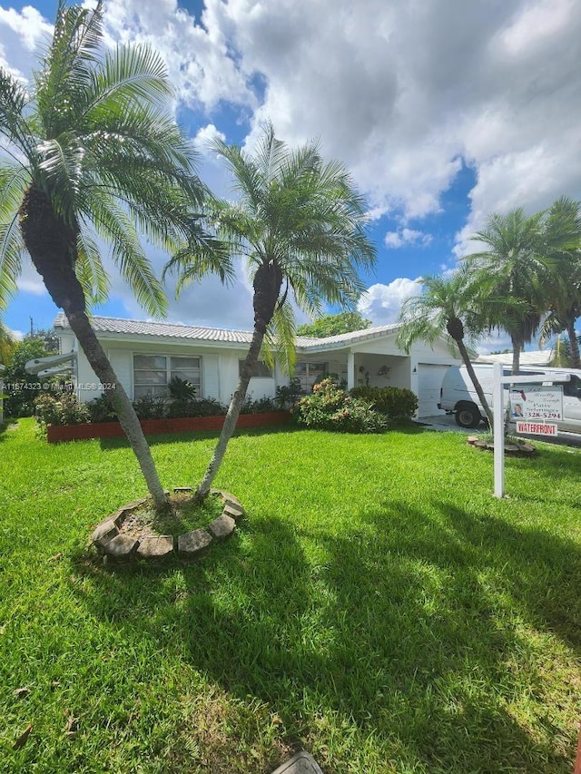 view of front facade with a front yard