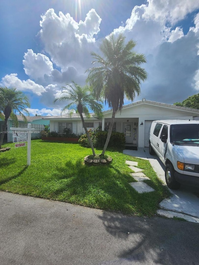 single story home with a front lawn