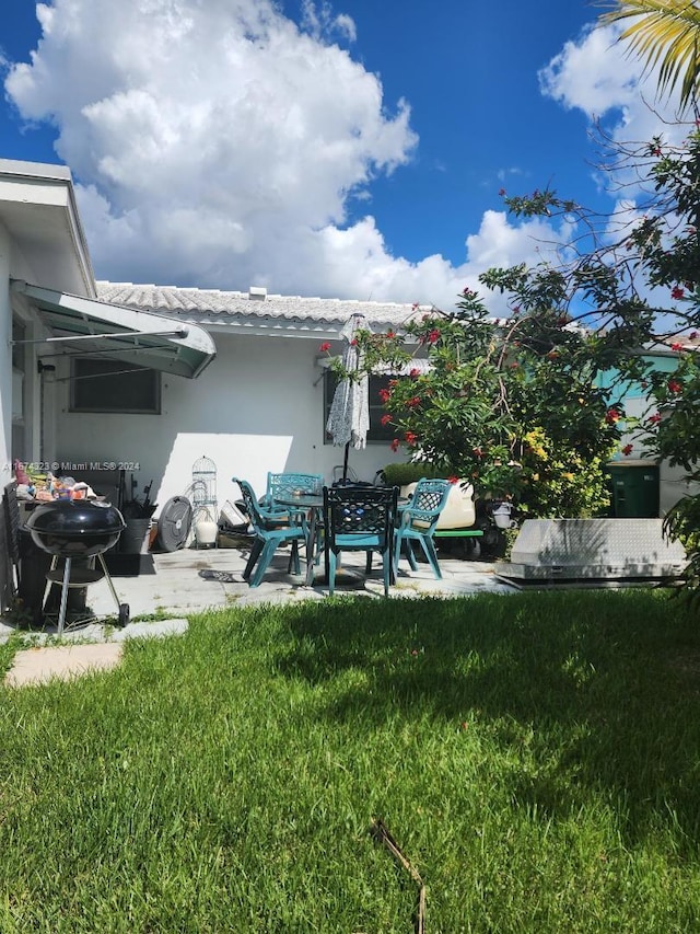 view of yard with a patio