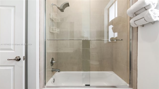 bathroom with combined bath / shower with glass door