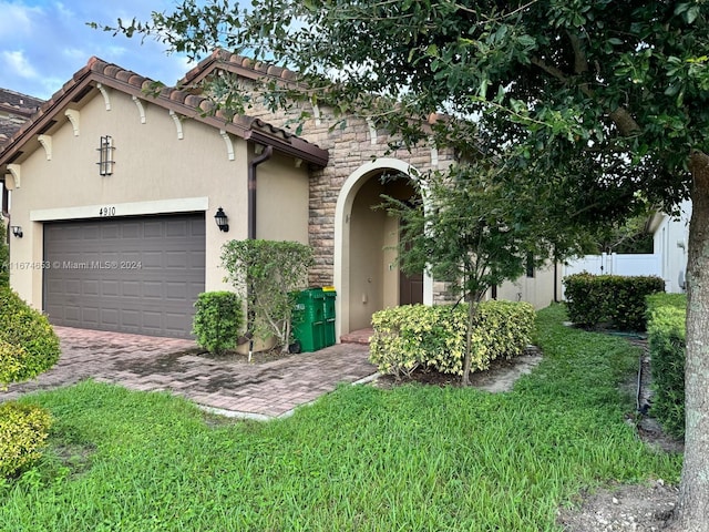 view of front of house featuring a front yard and a garage