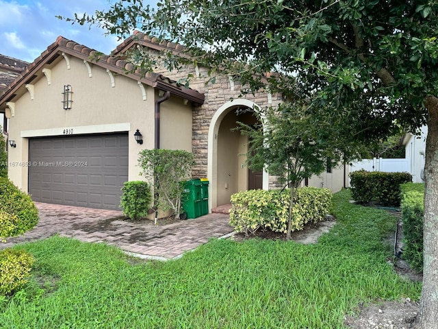 view of front facade featuring a front yard