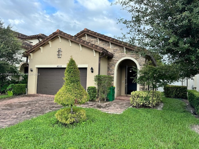 view of front facade featuring a front yard