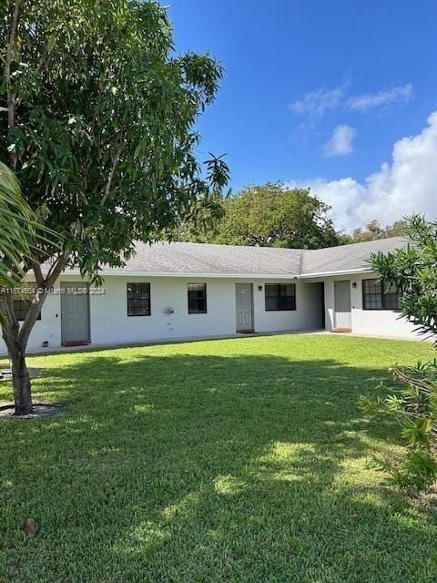 single story home with a front yard