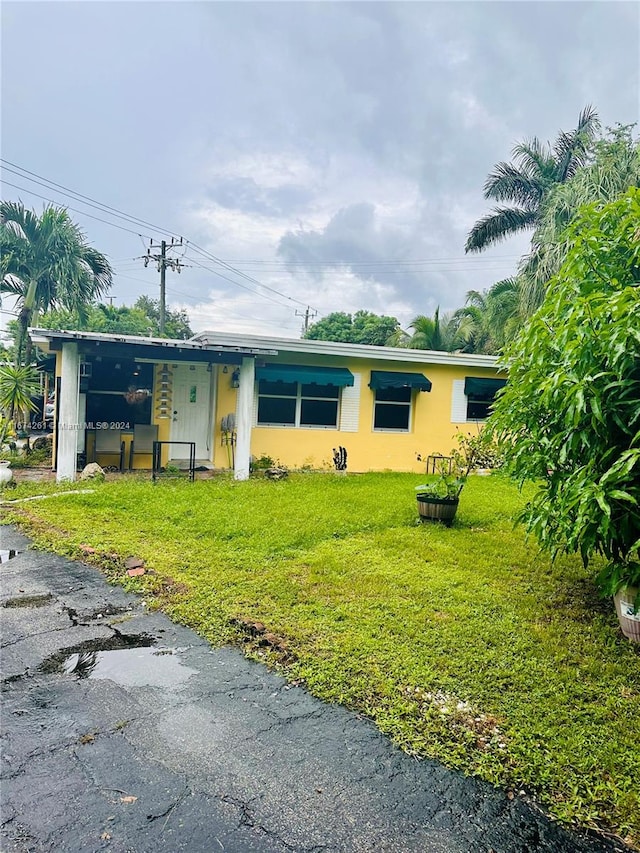 view of front of house featuring a front lawn