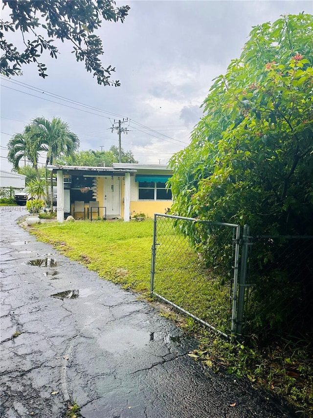 view of front of house featuring a front yard