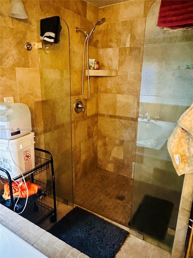 bathroom featuring a tile shower