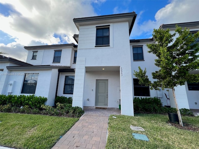 view of front of house featuring a front lawn