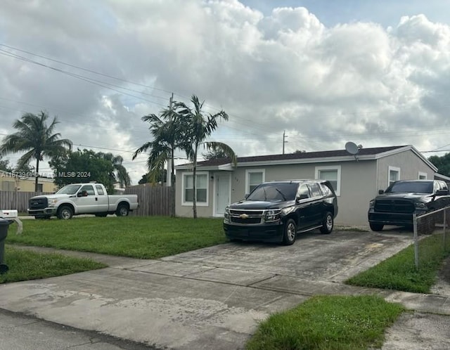 view of front facade featuring a front yard