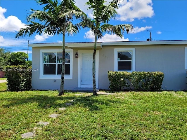 view of front of house featuring a front yard