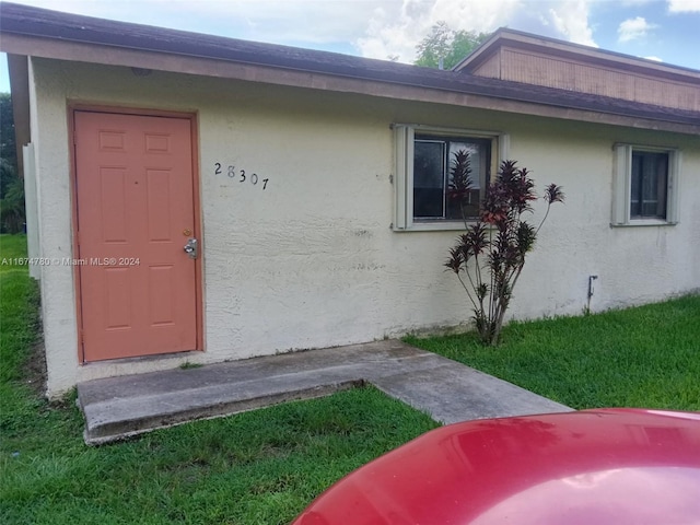 property entrance featuring a yard