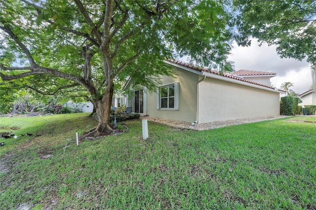 11088 Indian Lake Cir, Boynton Beach, FL 33437 - view of side of home with stucco siding, a lawn, and a tile roof