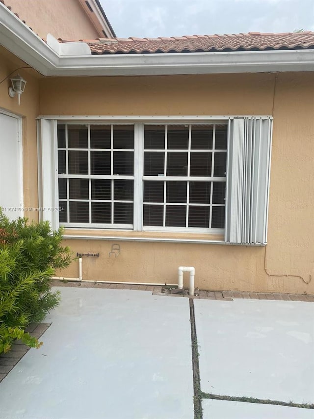 view of side of property featuring a patio