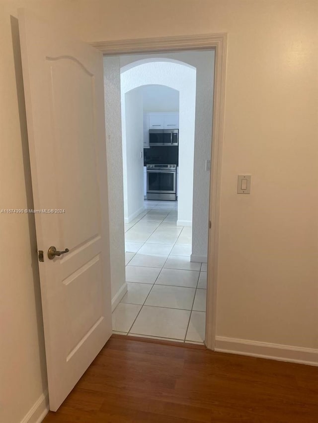 corridor with light hardwood / wood-style floors