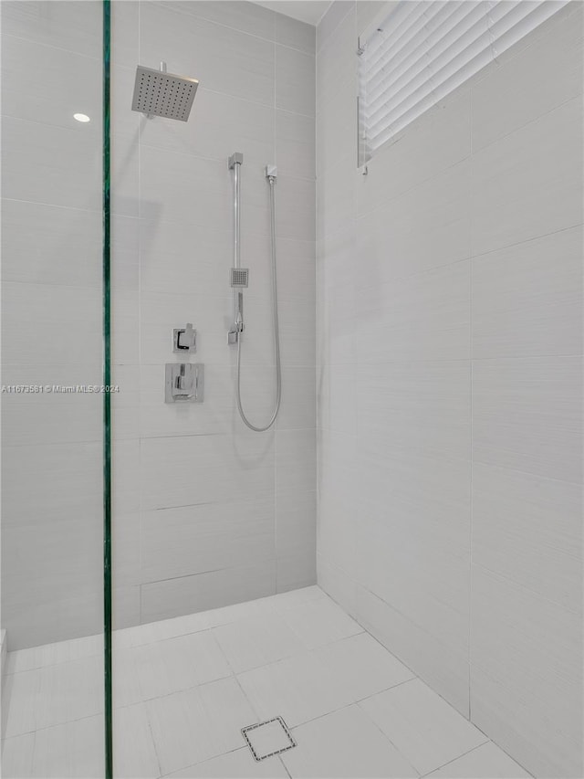 bathroom featuring a tile shower