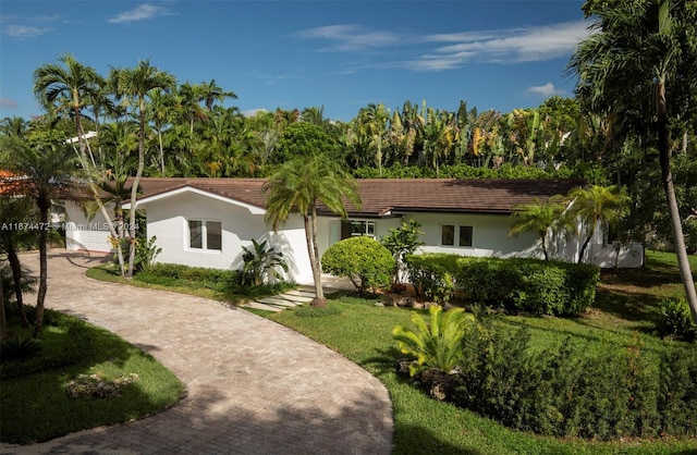 single story home with a front yard