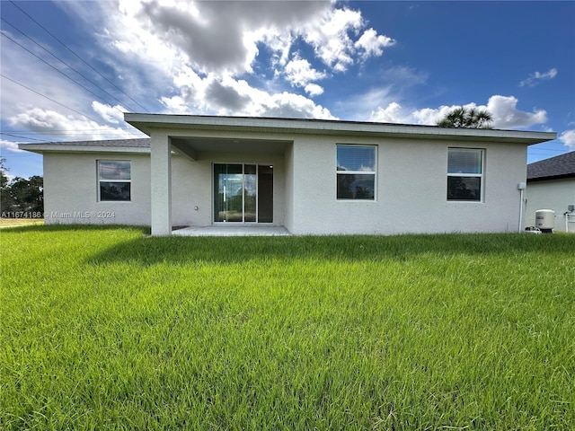 back of house featuring a yard