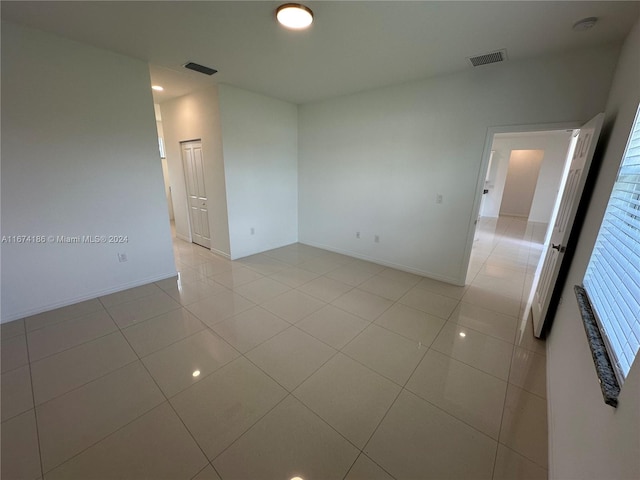 unfurnished room featuring light tile patterned flooring