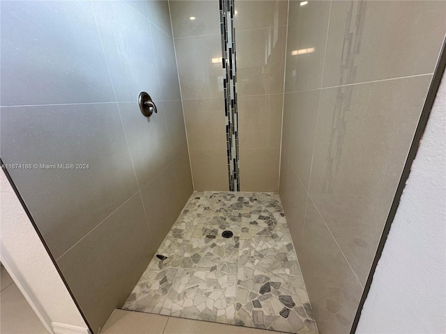 interior details with a tile shower