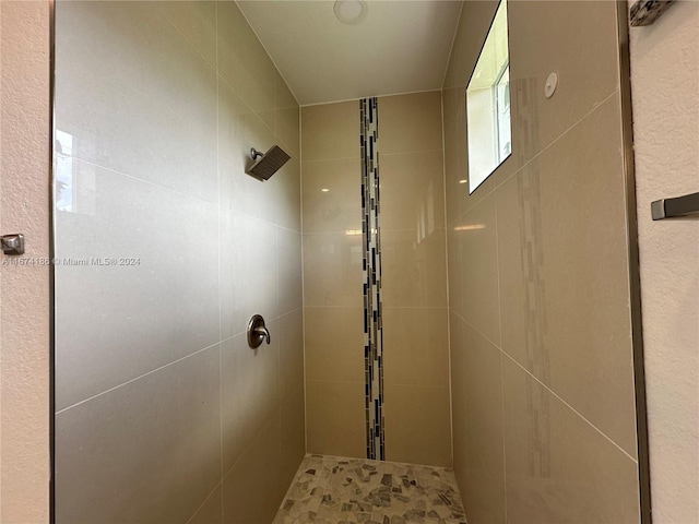 room details featuring a tile shower