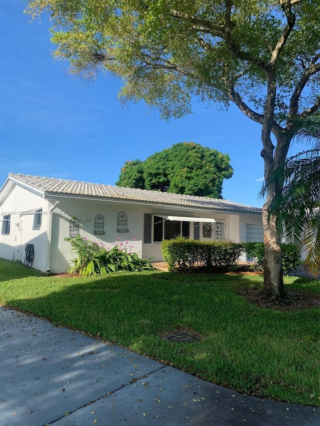 ranch-style home with a front yard