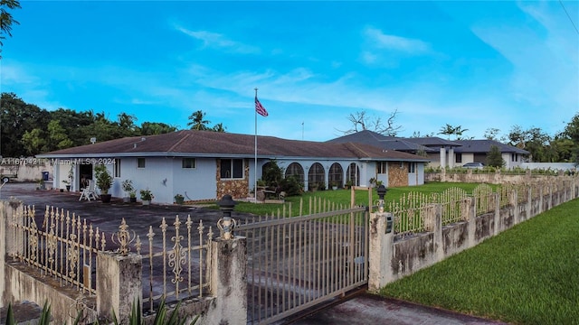 ranch-style home with a front yard