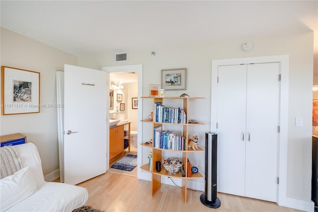 living area with light hardwood / wood-style flooring