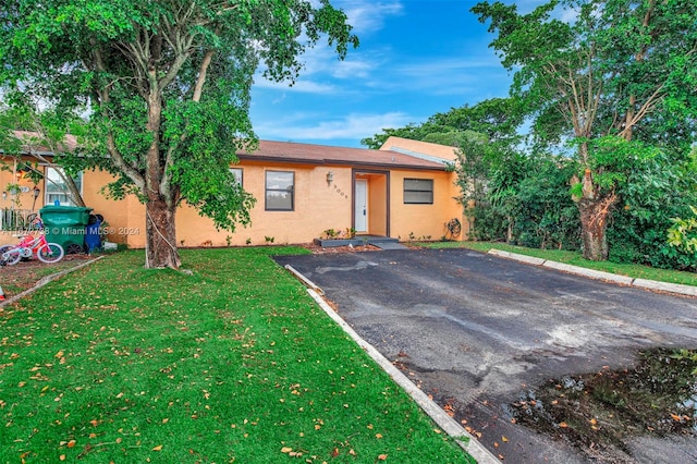 view of front of home featuring a front yard