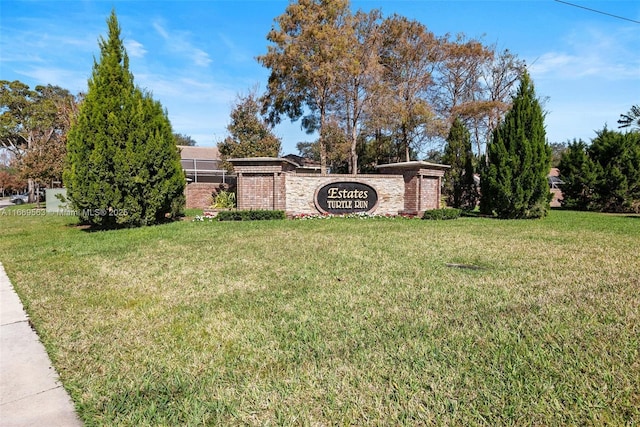 community / neighborhood sign featuring a lawn