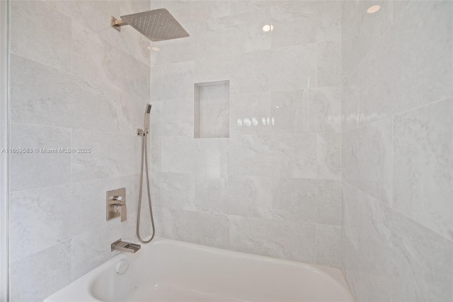 bathroom featuring tiled shower / bath combo