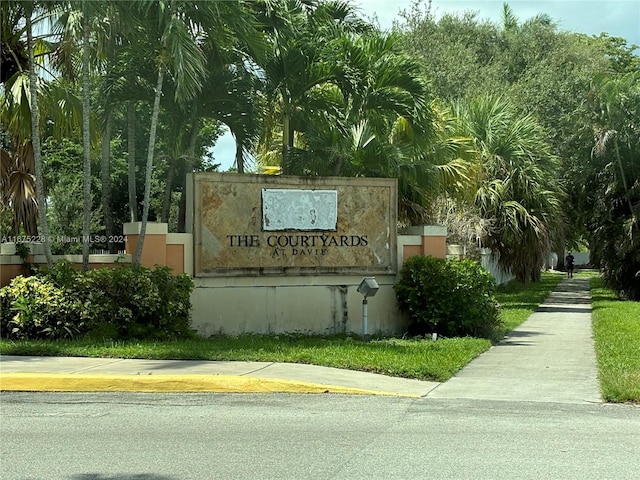 view of community / neighborhood sign