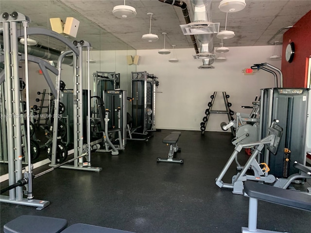 exercise room featuring baseboards