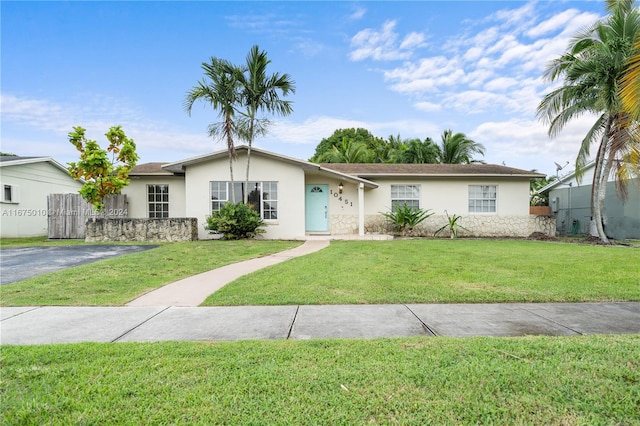 single story home featuring a front lawn