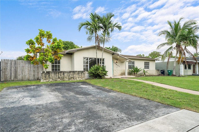 single story home with a front yard