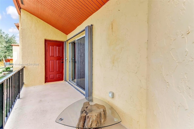 entrance to property featuring a balcony