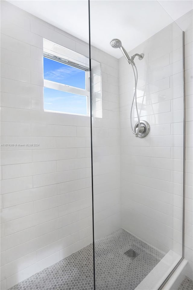 bathroom featuring a tile shower