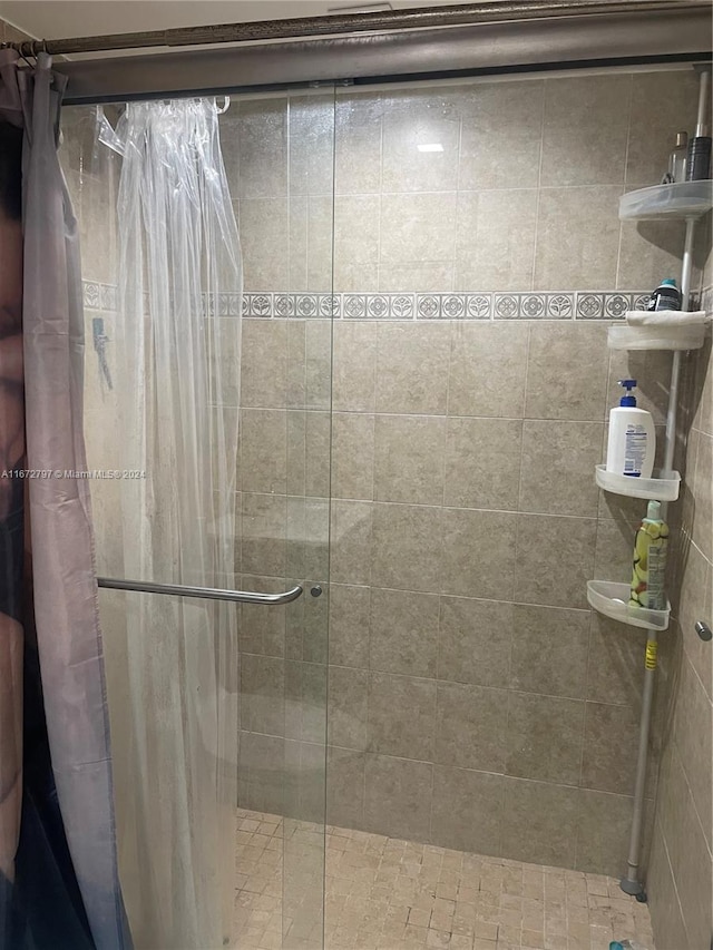 bathroom featuring a shower with curtain