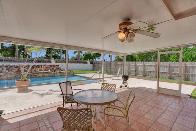 sunroom / solarium with ceiling fan