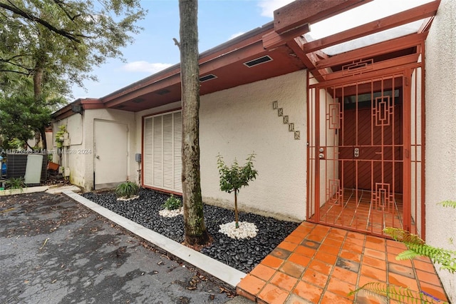 entrance to property featuring a patio area