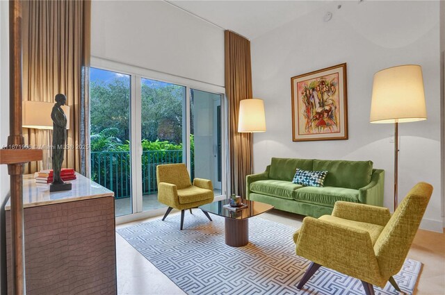 living room with a high ceiling and an inviting chandelier