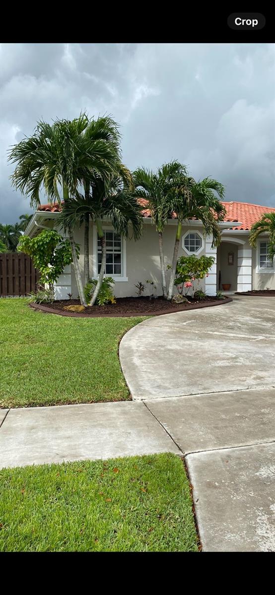 view of front of home featuring a front lawn