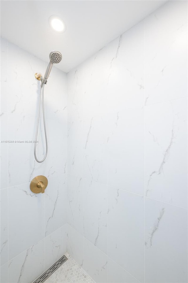 600 Three Islands Blvd Unit 214, Hallandale Beach, FL 33009 - full bath featuring tiled shower