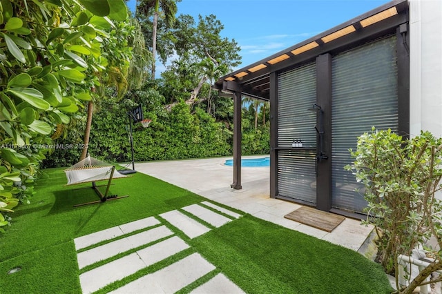 view of yard featuring a patio area