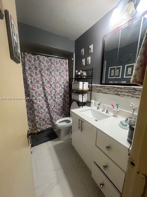 bathroom featuring a shower with curtain, vanity, and toilet